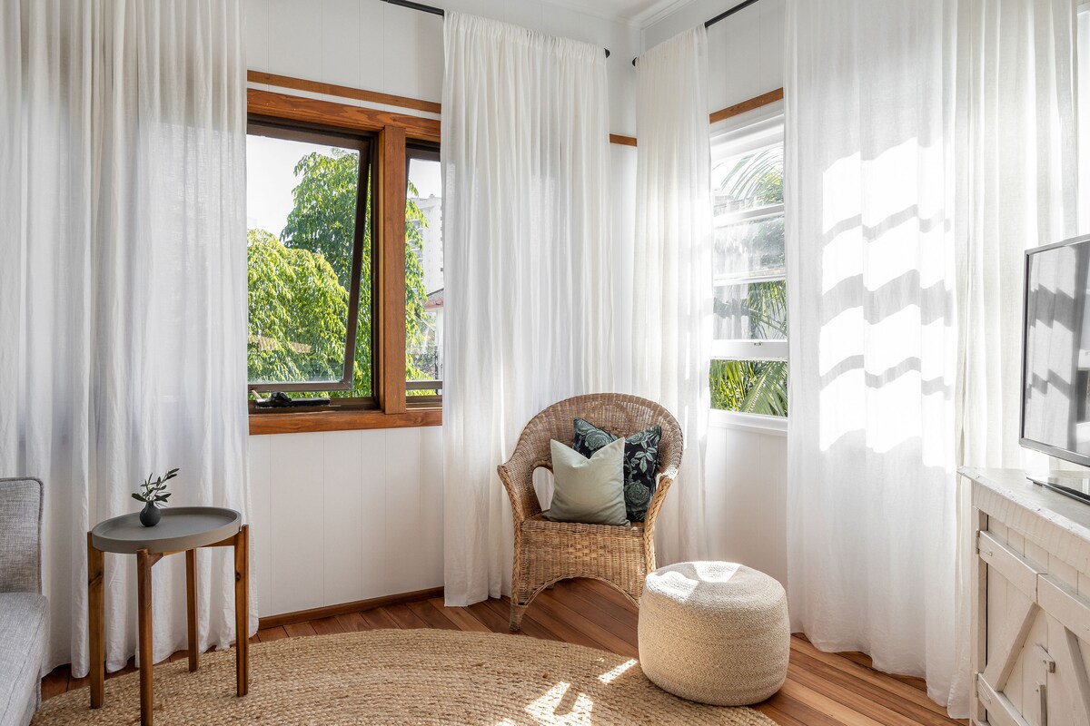 Popular Airbnb listing: Light and airy beach loft // @mrpenny.and.bill in Coolangatta