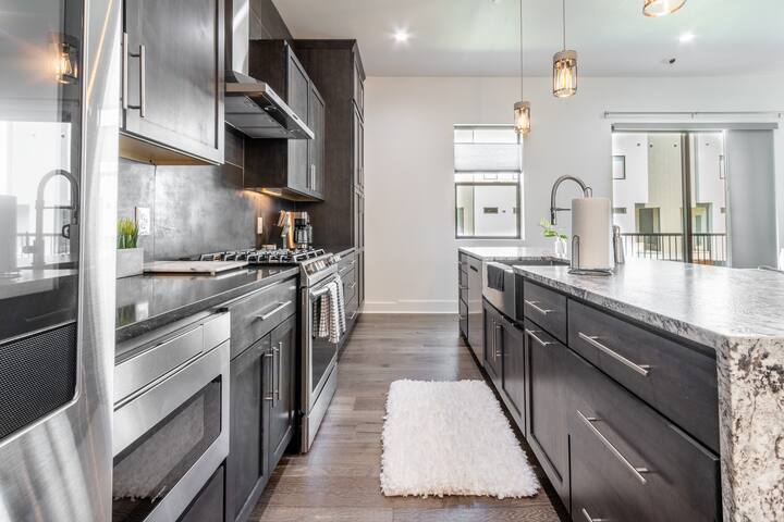 Luxury IN THE MIDDLE OF Bishop Arts! gallery image 4