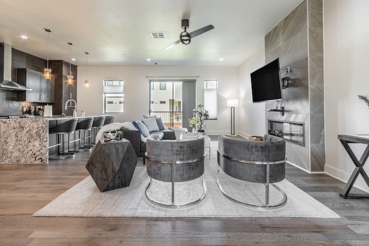 Luxury IN THE MIDDLE OF Bishop Arts! gallery image 3