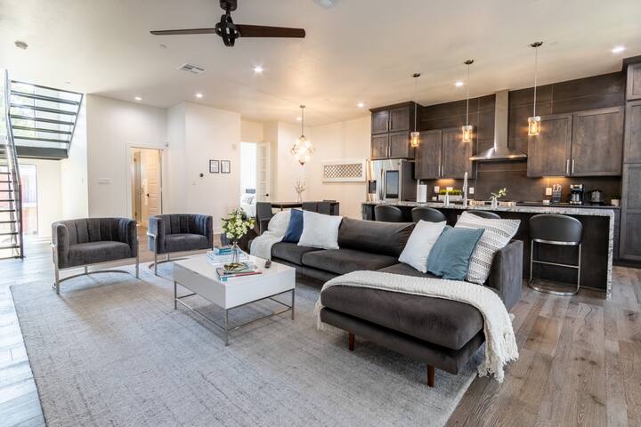 Luxury IN THE MIDDLE OF Bishop Arts! gallery image 5