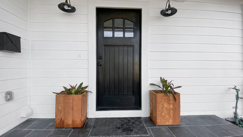 Scandi Modern 3BR 2.5BA * Heart of Silicon Valley gallery image 2