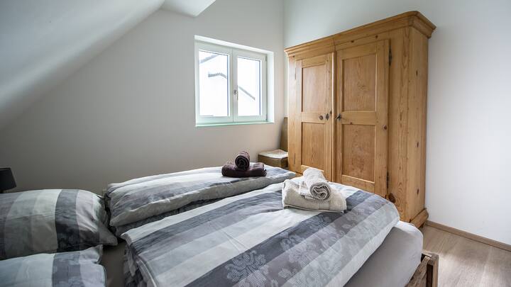 Спална соба за 2 лица, опремена со двоен кревет (160 x 200) без дел од стапалото. Прозорците имаат ролетни за затемнување.

