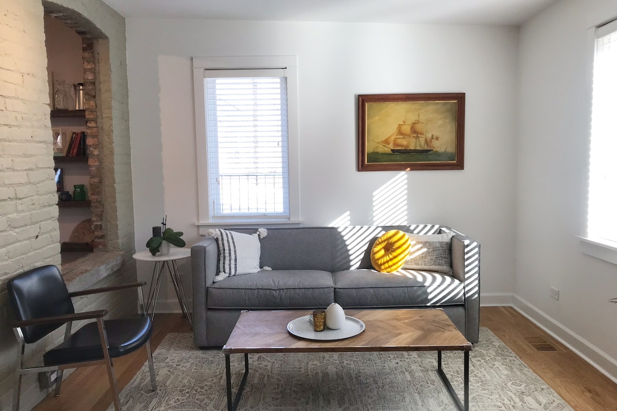 ห้องนั่งเล่นพร้อมโซฟาปรับนอนควีนไซส์