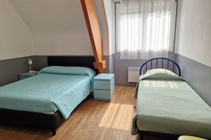 غرفة نوم 1 :
1 سرير مزدوج (140 × 190)، 1 سرير فردي (90 × 200)
                          