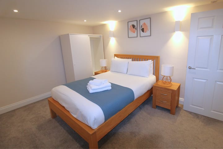 Съвременна спалня с удобно легло