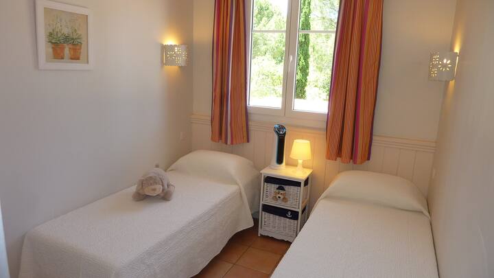 Საძინებელი 2 2 საწოლით + სათავსო კარადა