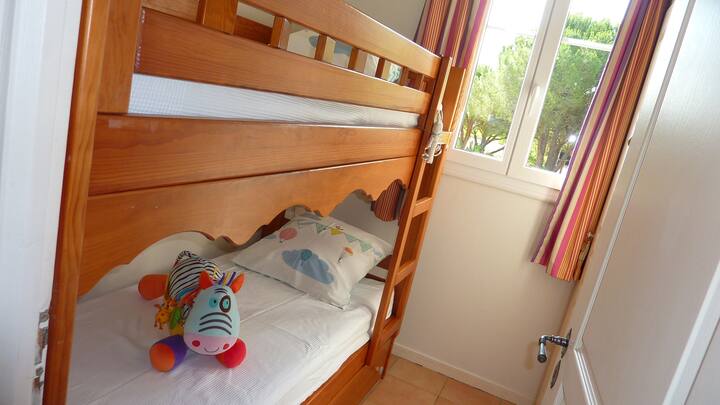 Საძინებელი 3 2 დამატებითი საწოლით + კარადა + სათავსო