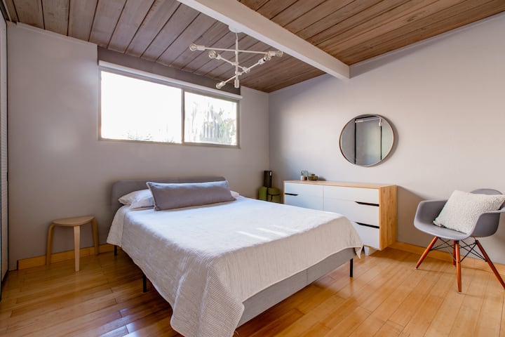 标准双人床卧室