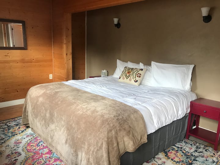 ห้องนอนเป็นสถานที่พักผ่อนที่เงียบสงบและผ่อนคลายหลังจากผจญภัยบนภูเขามาทั้งวัน