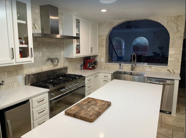 Bachelor Party HQ, pickleball/golf, 16 beds. DT gallery image 2