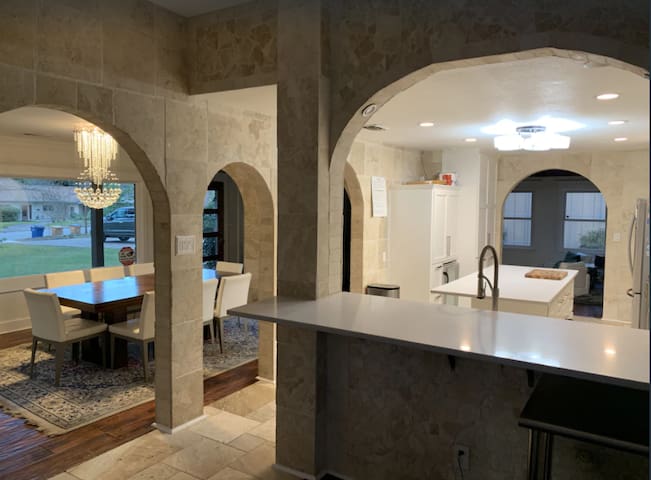 Bachelor Party HQ, pickleball/golf, 16 beds. DT gallery image 3