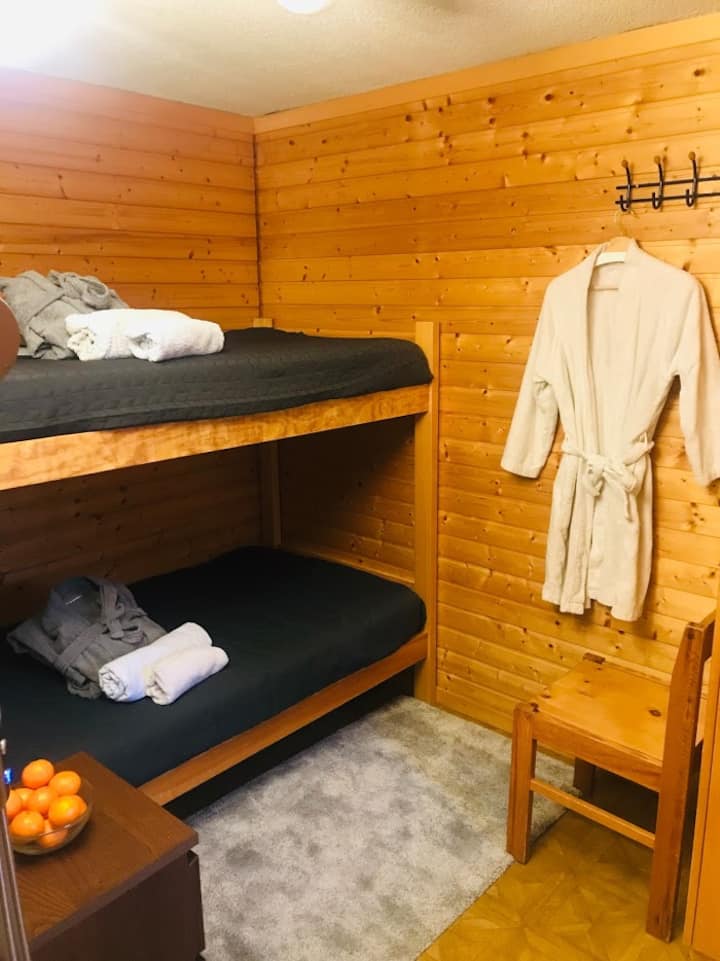 Druhá spálňa s posteľou na prízemí. Wardorbe k dispozícii na uskladnenie.