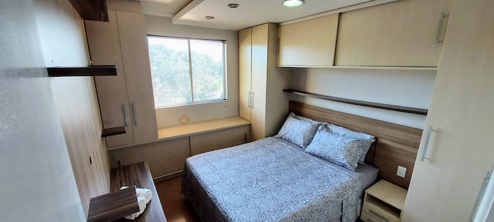 Საძინებელი საწოლით და დიდი სივრცით, რომ თავი ისე იგრძნოთ, როგორც საკუთარ სახლში. 