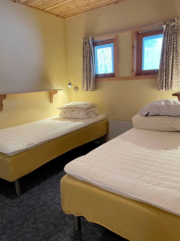 'Det gule rommet' har to enkeltsenger, med gode Wonderland madrasser. God garderobeplass med skap og kommode. Også plass til grindseng om ønskelig. 