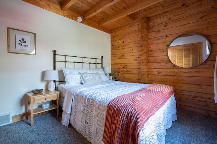 חדר שינה אחר בקומה הראשונה מחוץ לכניסה. מיטה זוגית רחבה עם חלון המשקיף אל מרפסת הכניסה.