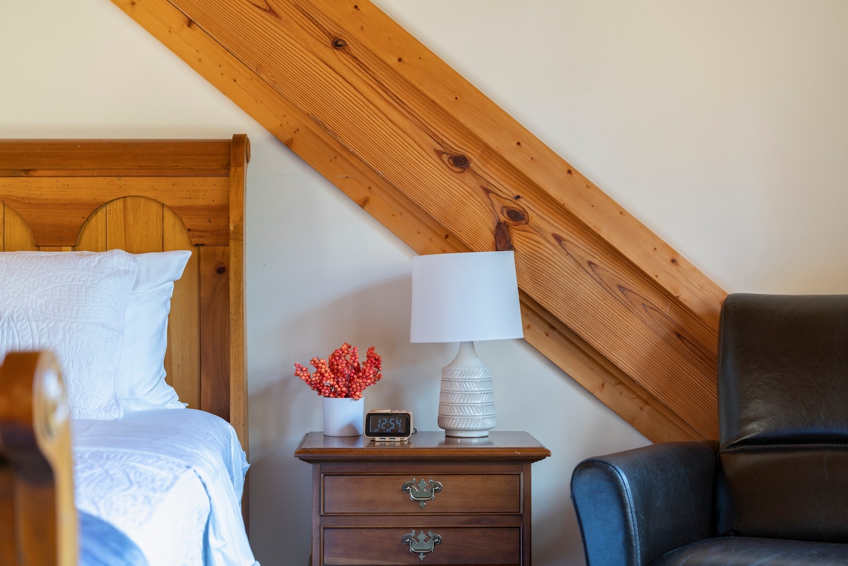 ครีกวูดนอนสบาย 12 คนทำให้เป็นสถานที่พักผ่อนที่ยอดเยี่ยมสำหรับเพื่อนและครอบครัว  