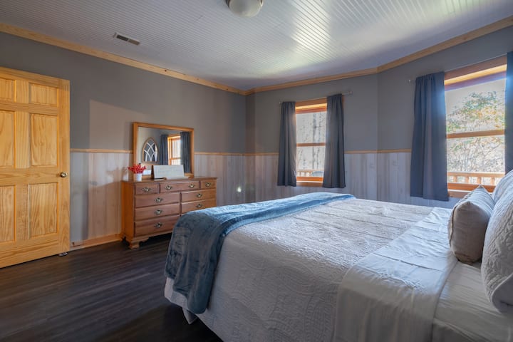 חדר שינה גדול למטה המשקיף אל היער. מיטת קינג סייז. 