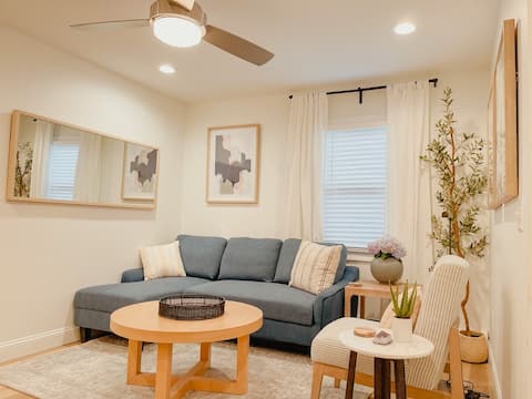 Modern Two Bedroom -2.5-blocks to beach
