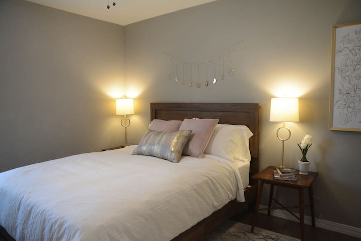 חדר שינה שני עם מיטת קווין סייז