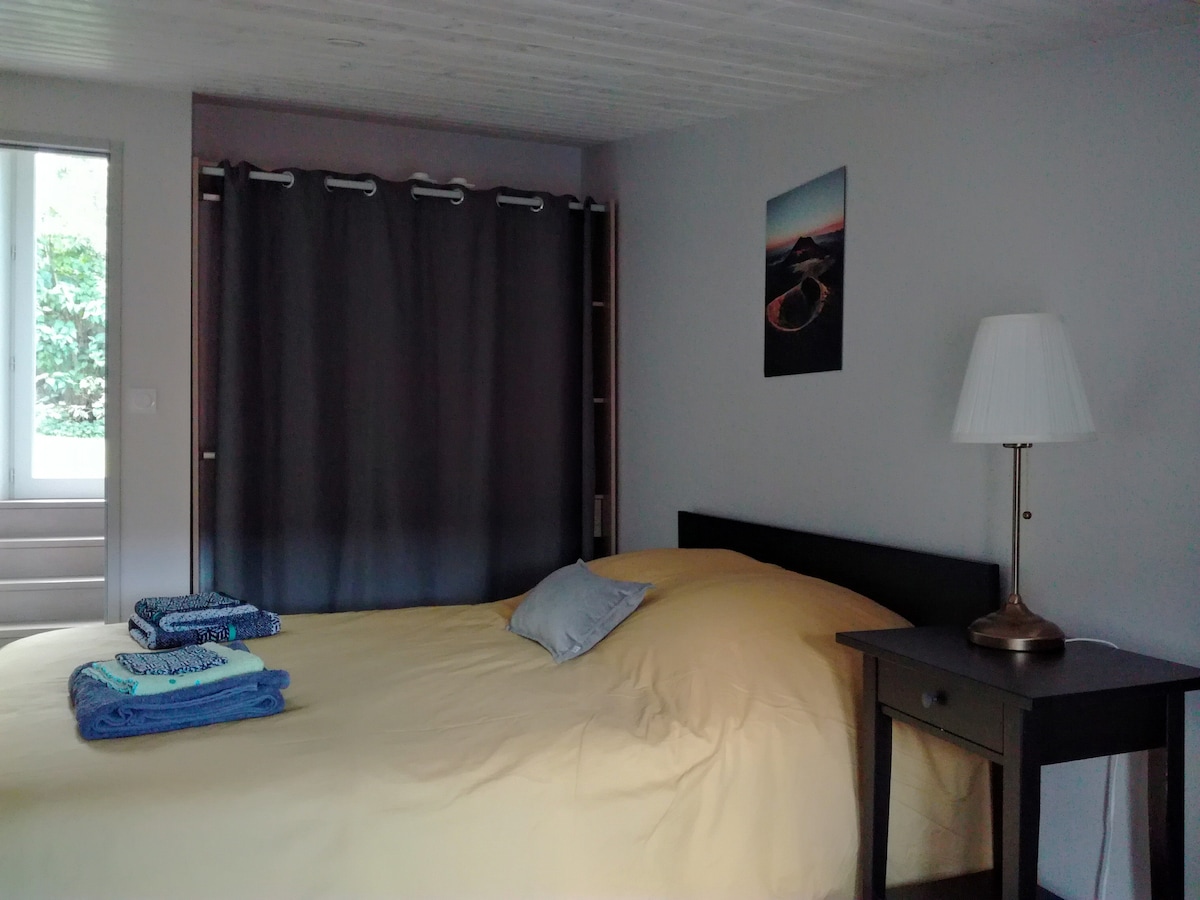 Spavaća soba s bračnim krevetom, ormarom