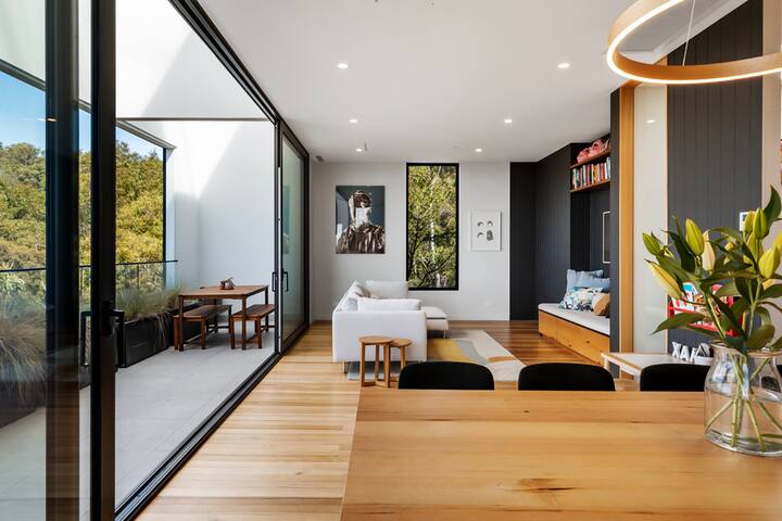 Stunning home with Breathtaking Views gallery image 2