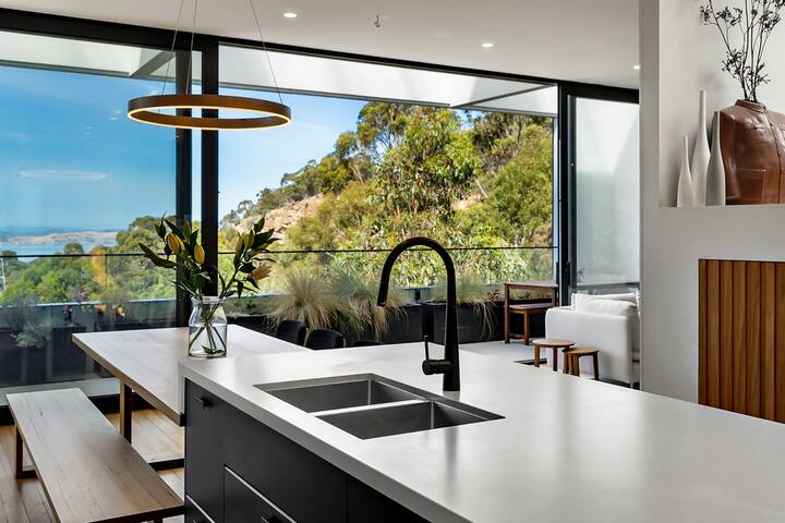 Stunning home with Breathtaking Views gallery image 5