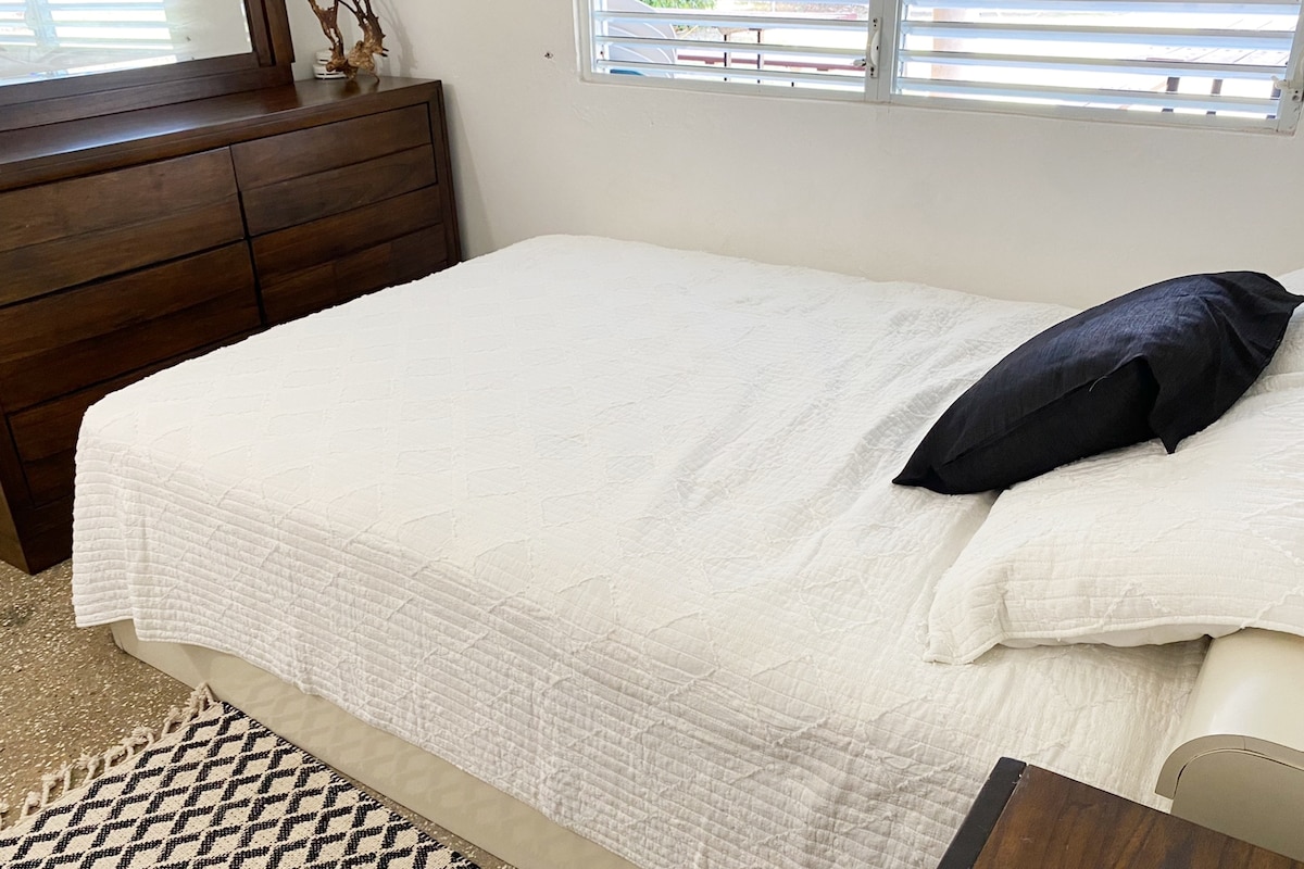 חדר שינה ראשי עם מיזוג אוויר - מיטת קווין סייז