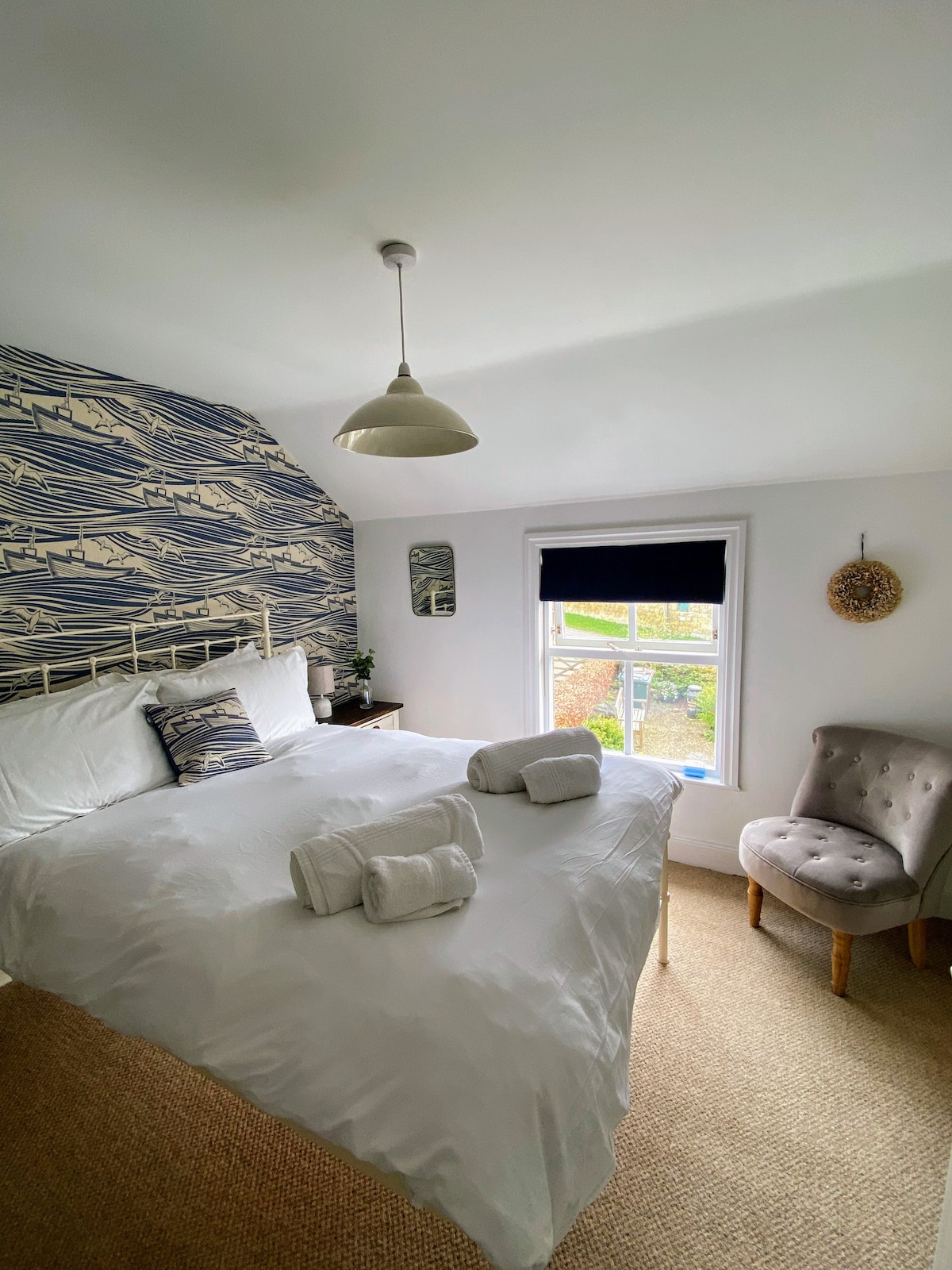 ห้องนอน 1 พร้อมเตาผิงแบบดั้งเดิมและเตียงเหล็ก  ที่นอนของเราเป็นมาตรฐานของโรงแรมทั้งหมดและเครื่องนอนทั้งหมดของเราเป็นผ้าฝ้ายอียิปต์ 