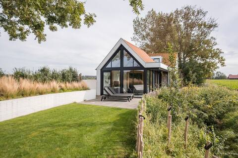 Renovated dike house at 900m from the beach