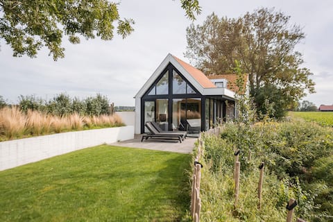 Renovated dike house at 900m from the beach