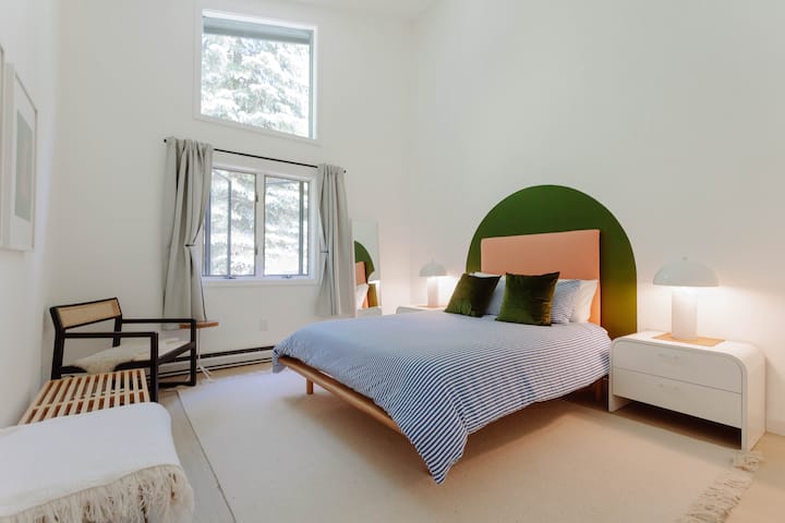 Bedroom 1: Queen size mattress, vintage side tables and mushroom lamps, Nelson bench