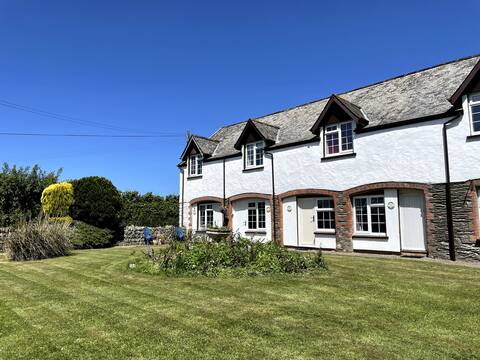 Top performing Airbnb: Cozy dog friendly cottage in north Devon! in West Down