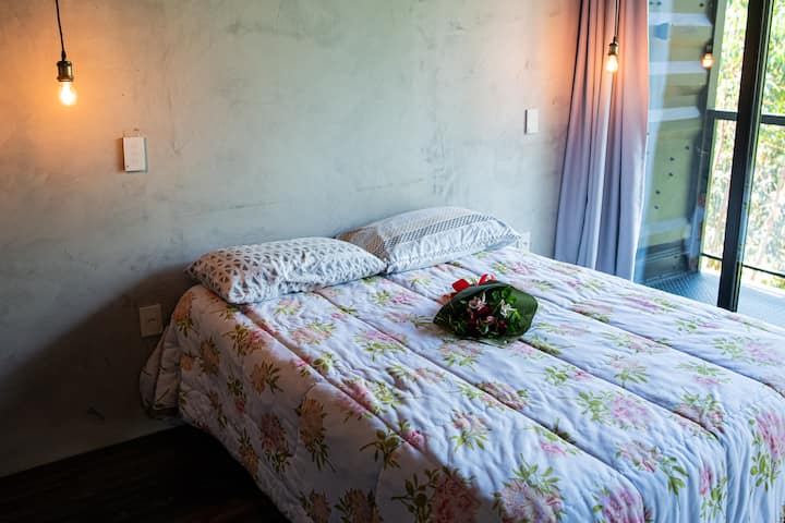 ห้องนอนเตียงใหญ่ที่อบอุ่นพร้อมตู้เสื้อผ้าขนาดใหญ่