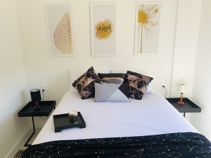 חדר שינה ראשי עם מיטה זוגית, אבסולוט, מיזוג אוויר מפוצל, שידה וארונות בגדים.