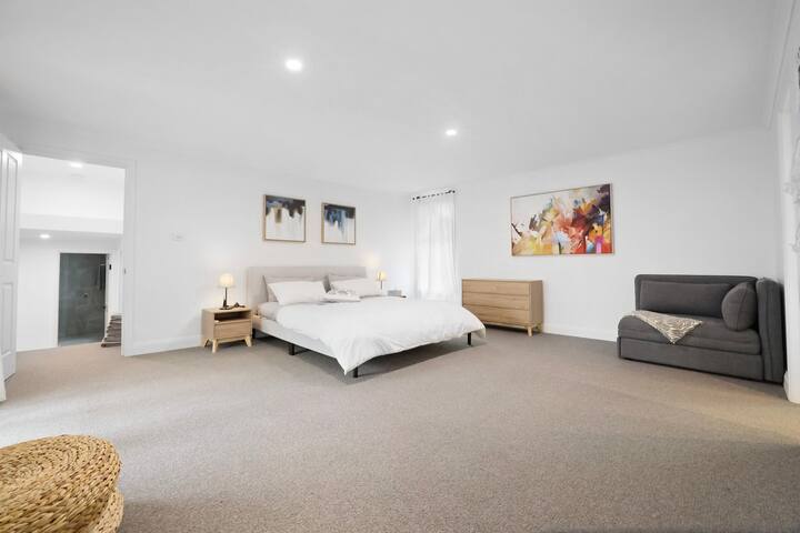 Main Master Bedroom (King Bed)