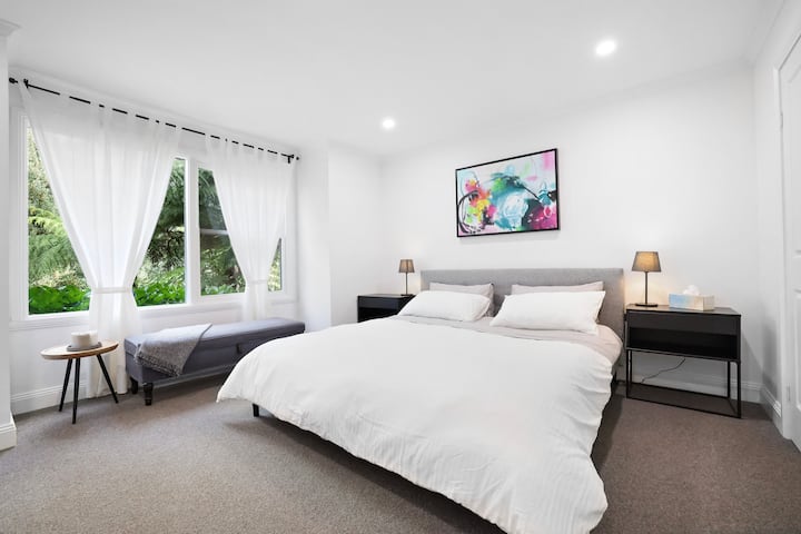 Bedroom 1 (King Bed)