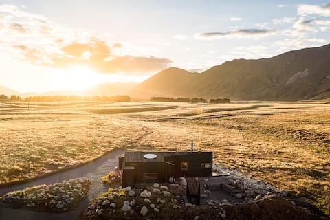 Successful Airbnb property: Skylark Cabin – Private Luxury Escape with Hot Tub in Mackenzie District
