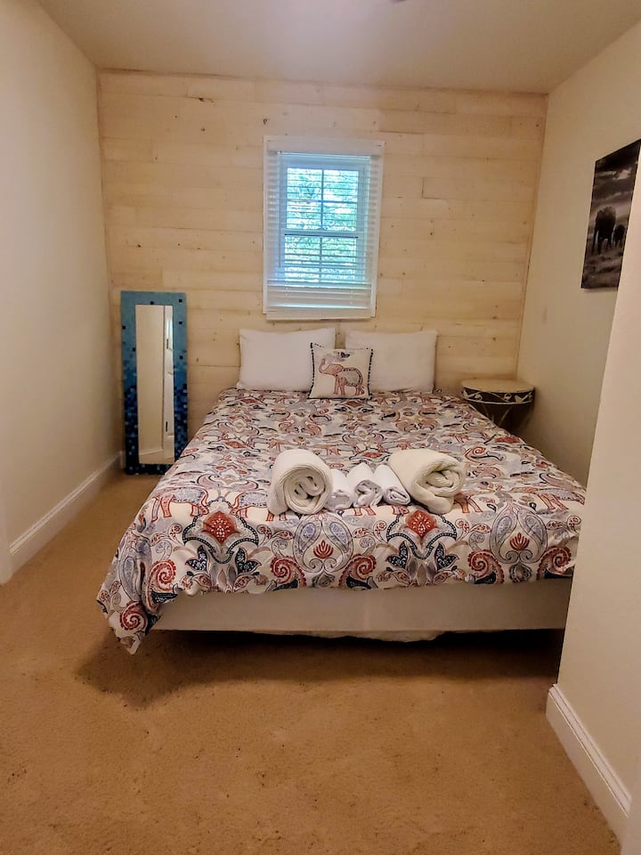 Საძინებელი #3. საწოლი 152 × 203 სმ
Ეს არის ერთადერთი საძინებელი მხოლოდ ჭერის ვენტილატორით. 