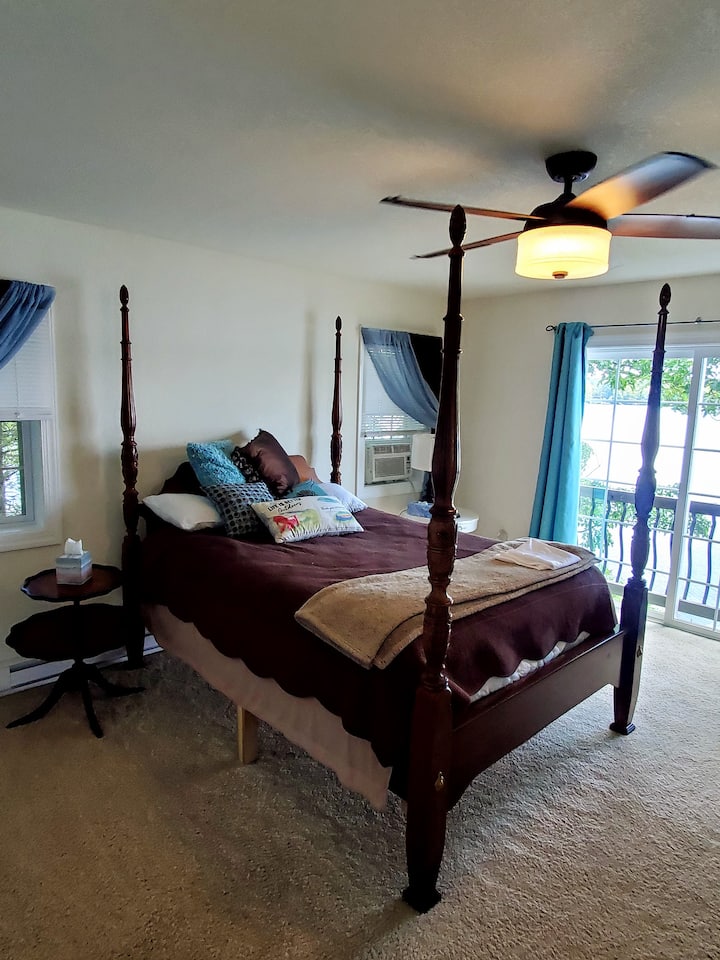 Საძინებელი #1  Queen-ის საწოლი ტბის პირდაპირი ხედებით.