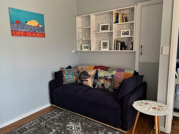 غرفة تلفزيون منفصلة أو غرفة نوم صغيرة أو غرفة نوم ثالثة.