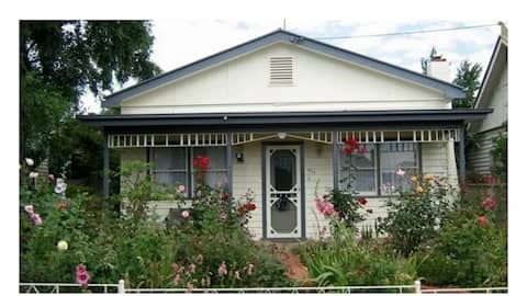 Mays Cottage - Wi-Fi and Breakfast included.