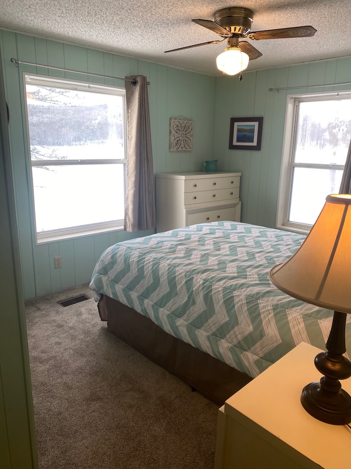 Წინა საძინებელი (დედოფალი), რომელიც ტბას გადაჰყურებს