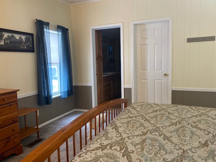 Მთავარი საძინებელი, რომელიც შედის სრულ ლუქს-დარბაზში