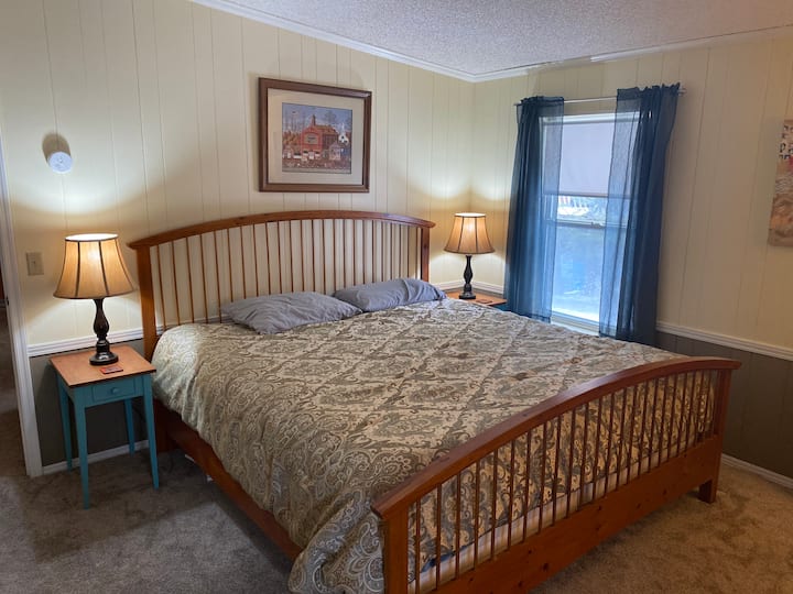 Მთავარი საძინებელი (193 × 203 სმ)