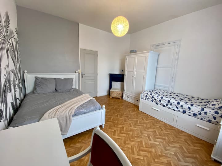 Dormitorio 2, una cama 1402x190 y una cama 80x200 transformable en 160x200; 
Escritorio y gran armario colgante