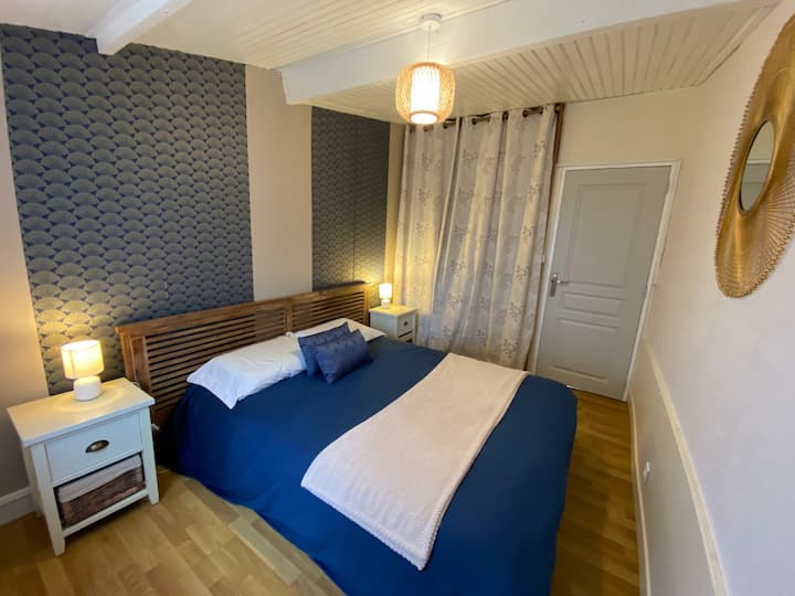 Dormitorio 1, cama de 140 x 190. Gran armario con contenedor.
