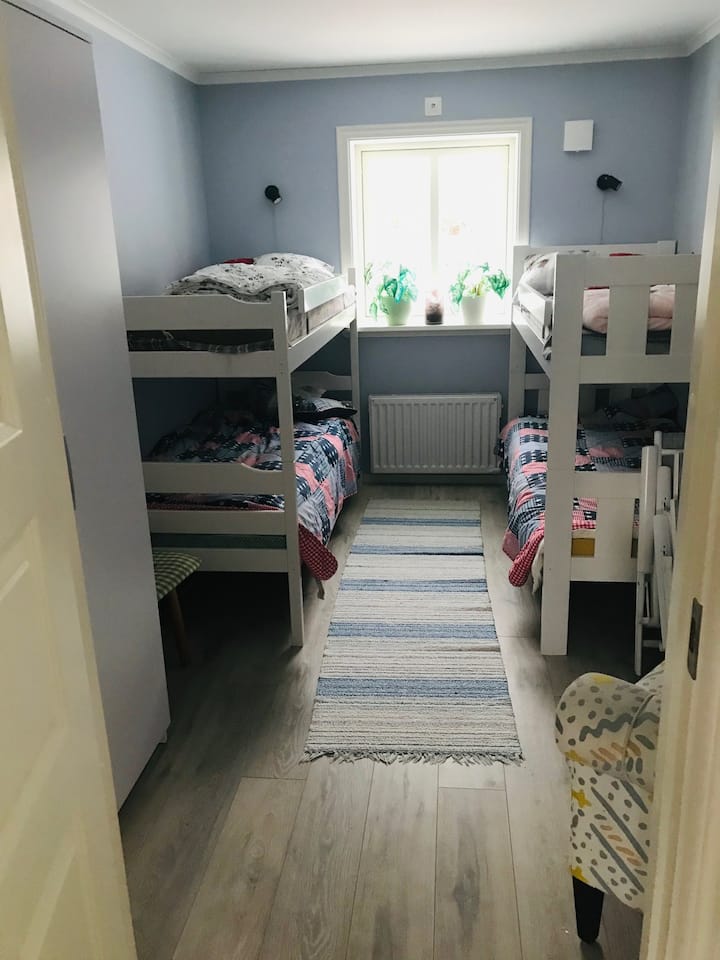 Dormitorio con dos literas