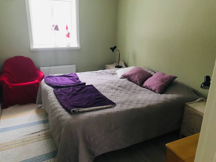 Dormitorio con cama matrimonial con maravilloso colchón suave