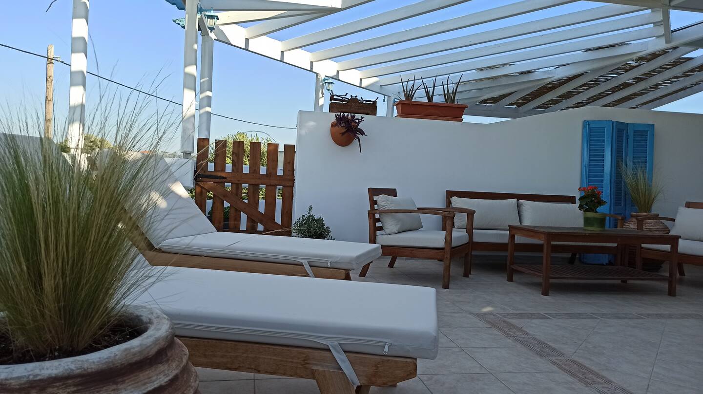 YourSecondHome 1 – Sunny Deck Apartment