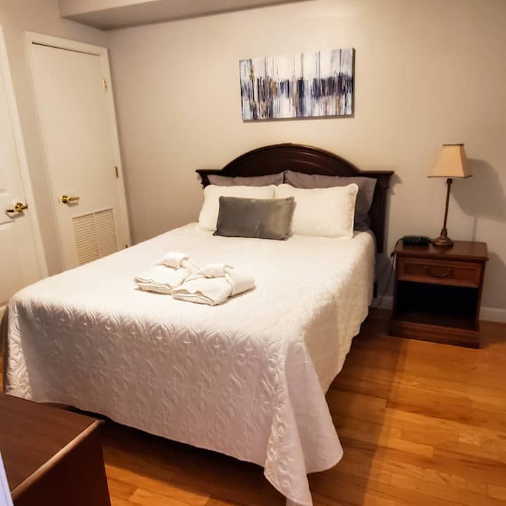 Cama tamaño queen de mechones y agujas más nueva.  TV por cable en el dormitorio también.